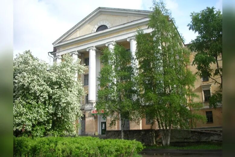 старое здание горбольницы 1 северодвинск. больница 1 северодвинск. поликлиника 1 северодвинск. детская поликлиника 1 северодвинск. ломоносова 47а северодвинск.