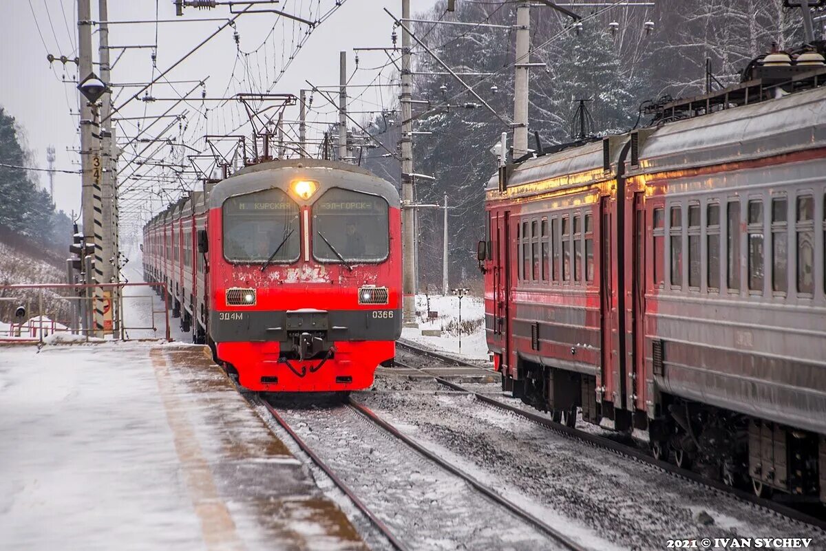 Электричка балашиха москва завтра. Электричка Балашиха. Электричка Балашиха Лесной городок. Электричка Балашиха картинки. Утренняя электричка в Балашихе.