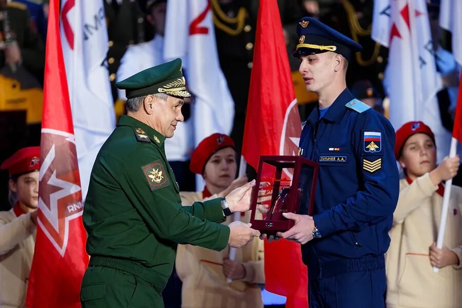 Вручение военных наград. Награждение военнослужащих. Поощрение военнослужащих. Поощрение солдат. Солдата награждают.