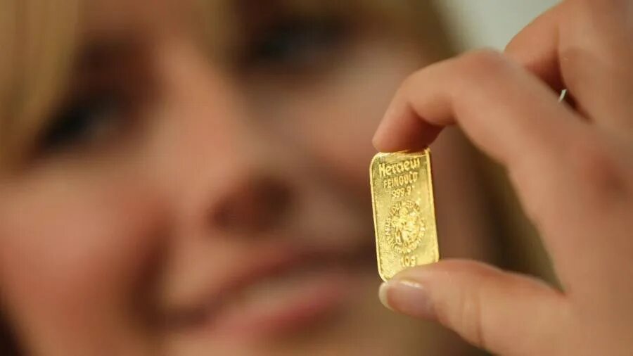 Слиток золота 10 грамм. 10 Граммовый слиток золота. 50 Граммовый слиток золота. Слиток золота 10 грамм Сбербанк.