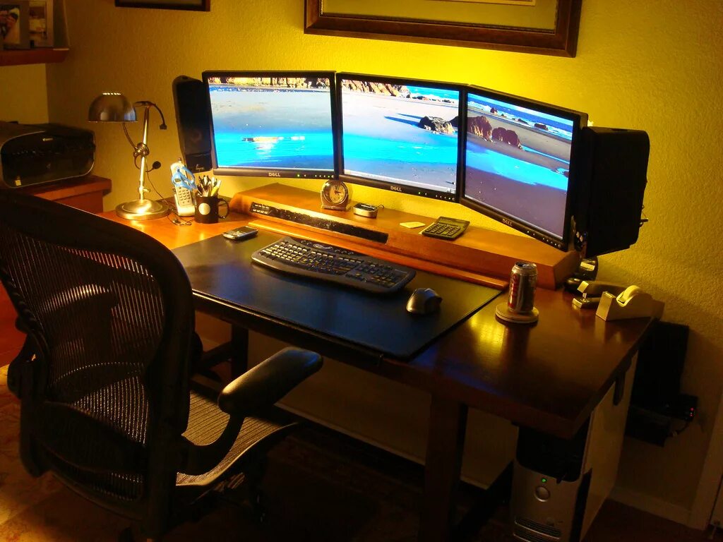 Тоже что и стол компьютера. Компьютерный стол игровой. Комп в столе. Крутой компьютерный стол. Рабочее место.
