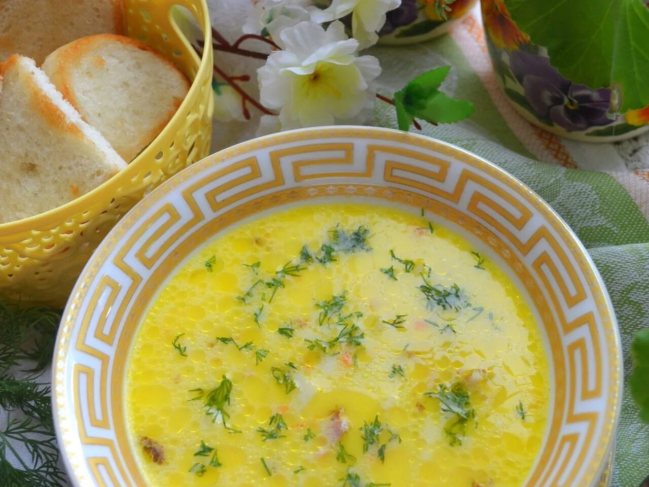 Суп из копченой курицы с плавленным сыром. Суп с копченой курицей и плавленным сыром. суп с курицей и плавленым сыром. суп с плавленным сыром и курицей. сырный суп с копченой курицей.