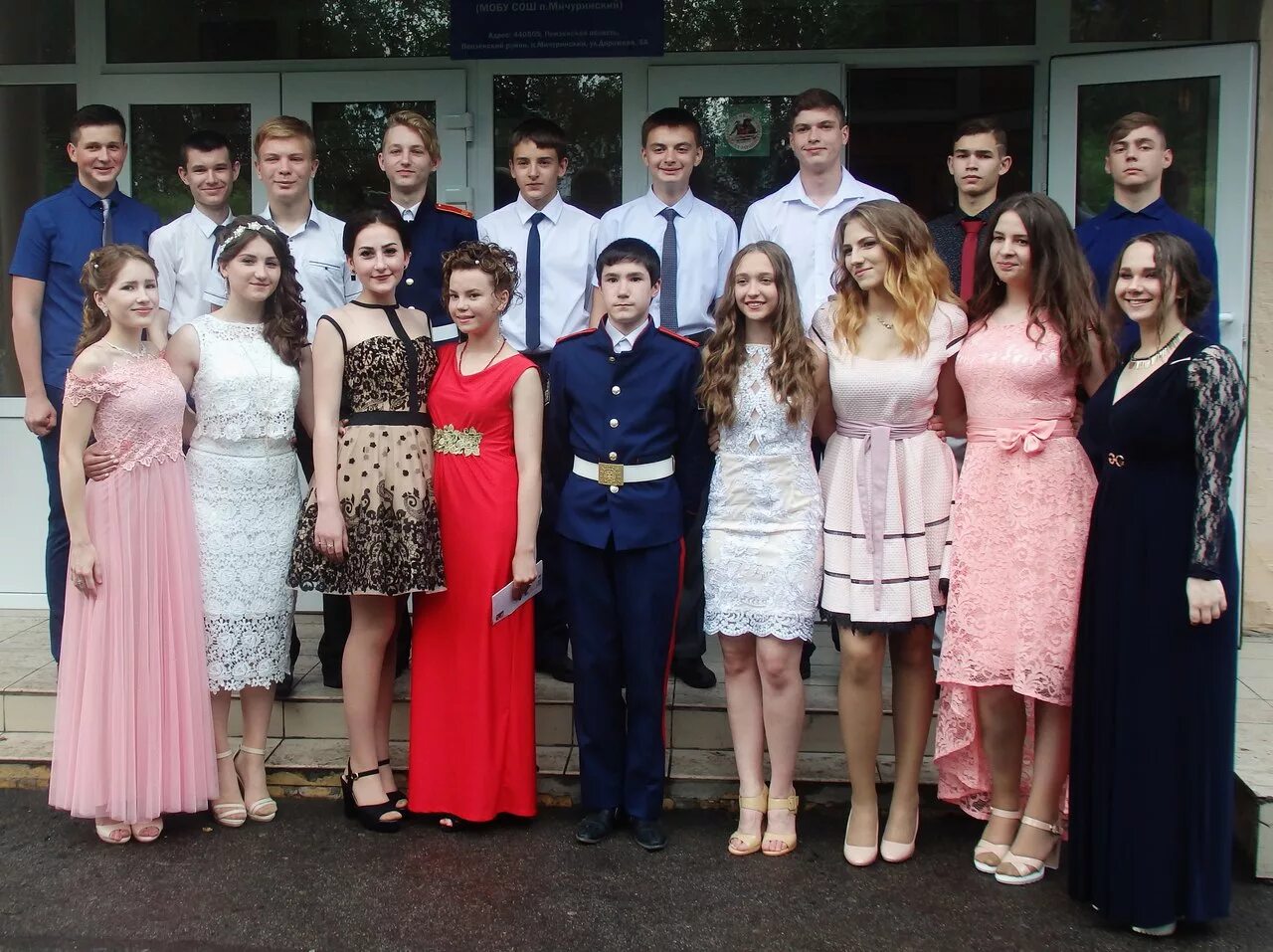 Платье учителю на выпускной в школе. Платье для педагога на выпускной. Родители на выпускном в школе. Выпускной вечер в 11 классе. Платье для педагога на выпускной.