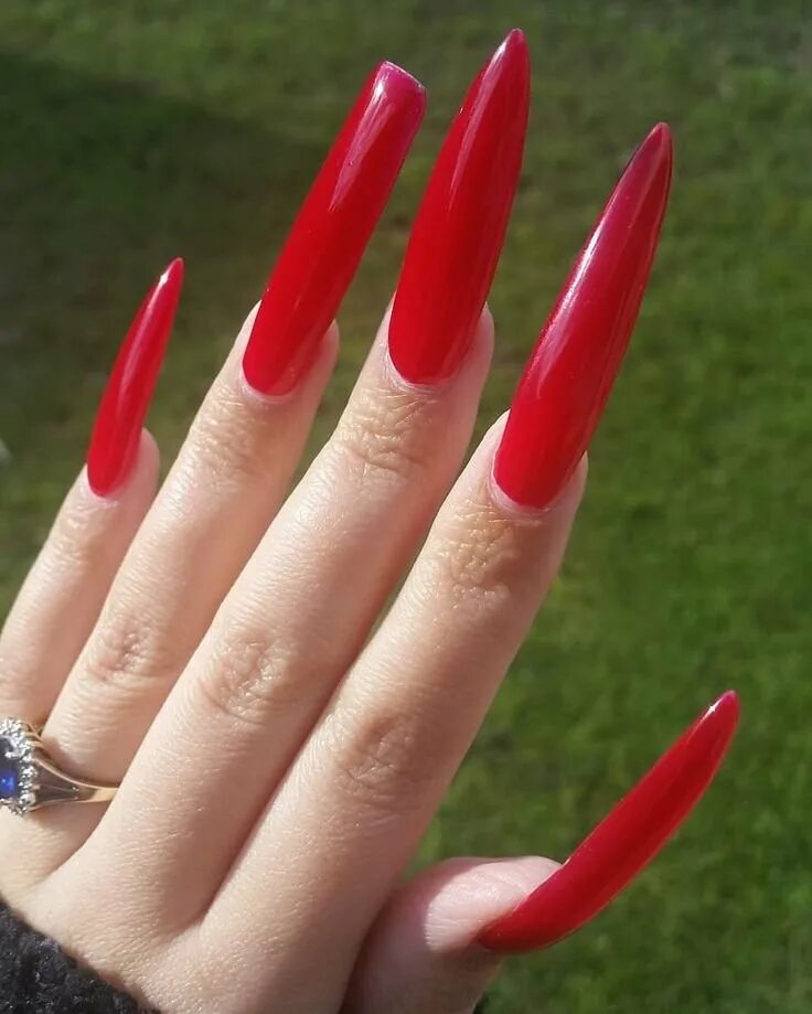 Красные ногти длинные острые. Красный длинные ногти миндаль. Красный миндаль 2022. Маникюр бордо бургунди миндаль. Красные острые ногти.