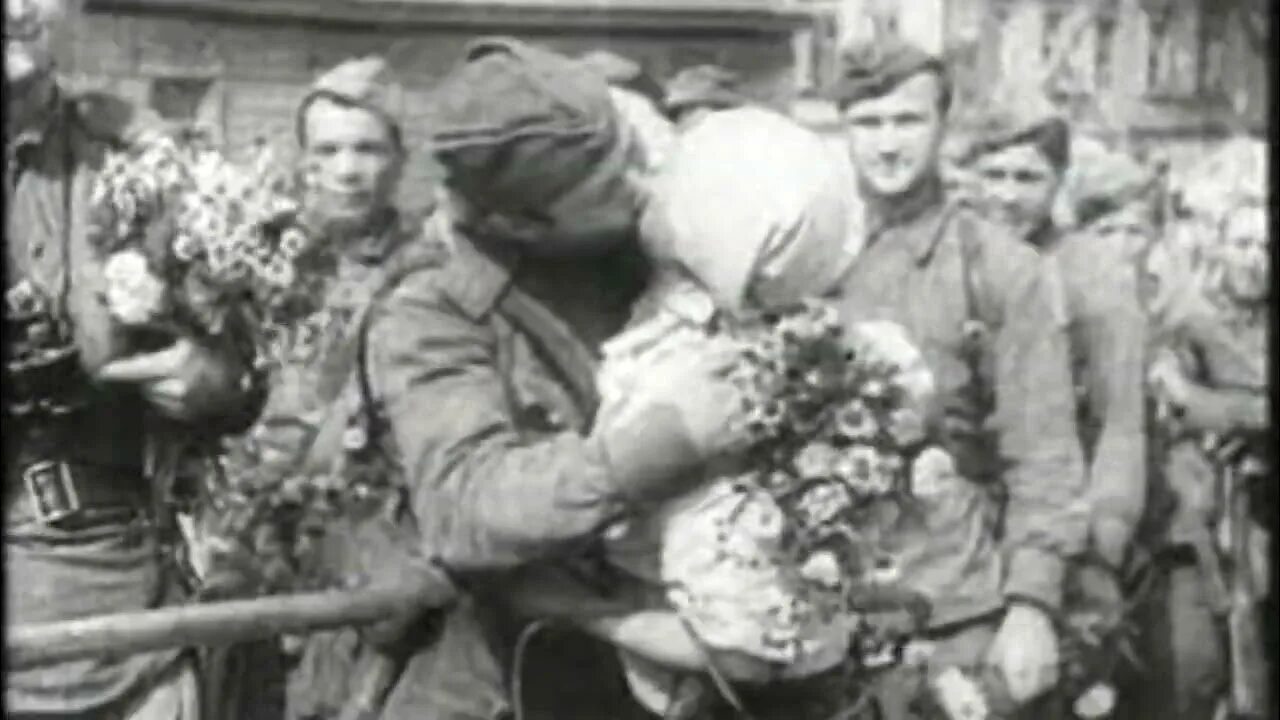 И прадед домой вернулся слушать. Встреча солдата с войны. день победы встреча солдат. вернулся с войны.