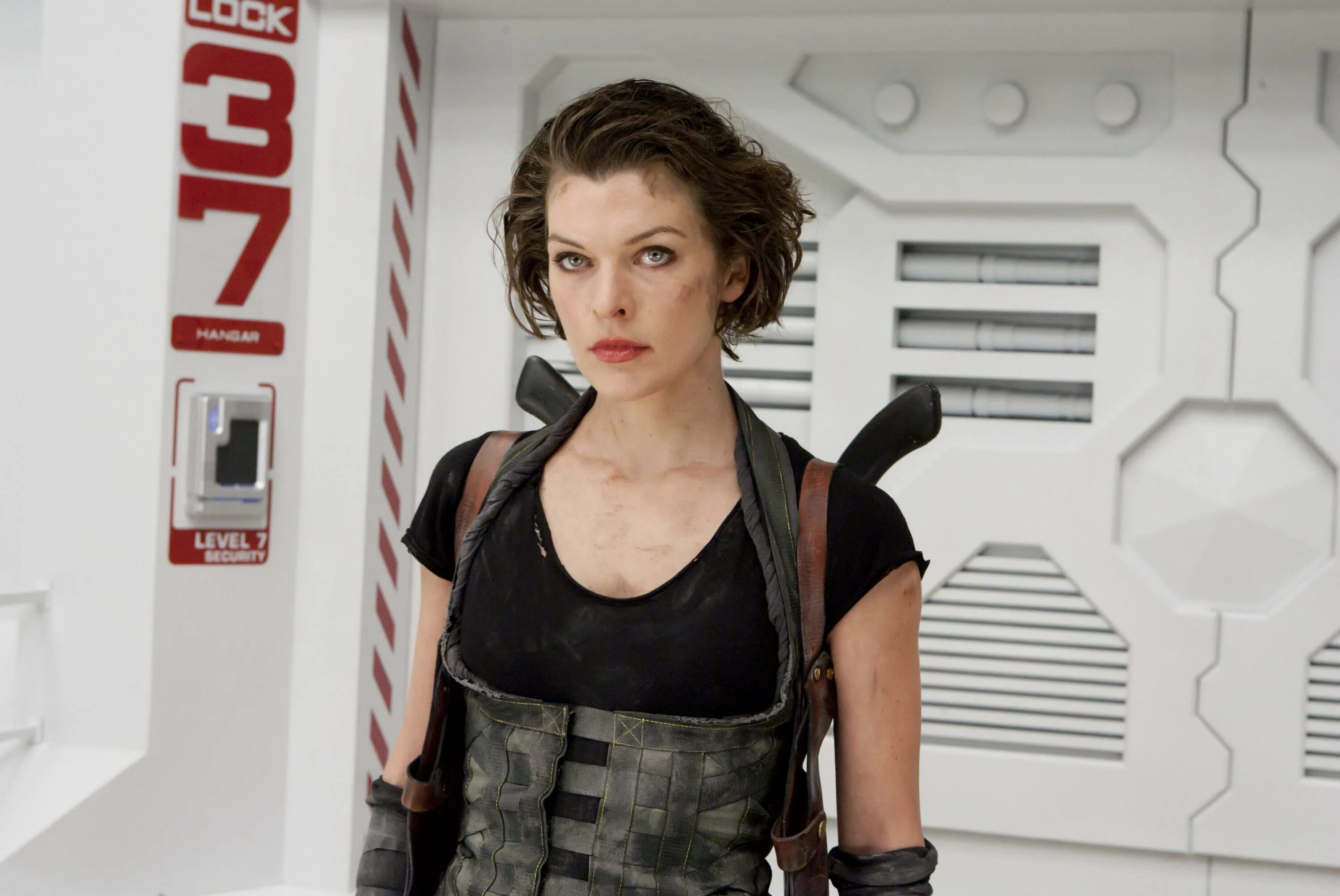 Героиня обитель зла. Милла йовович resident evil. Героиня обитель зла. Элис обитель зла 1. Милла йовович обитель зла 2002.