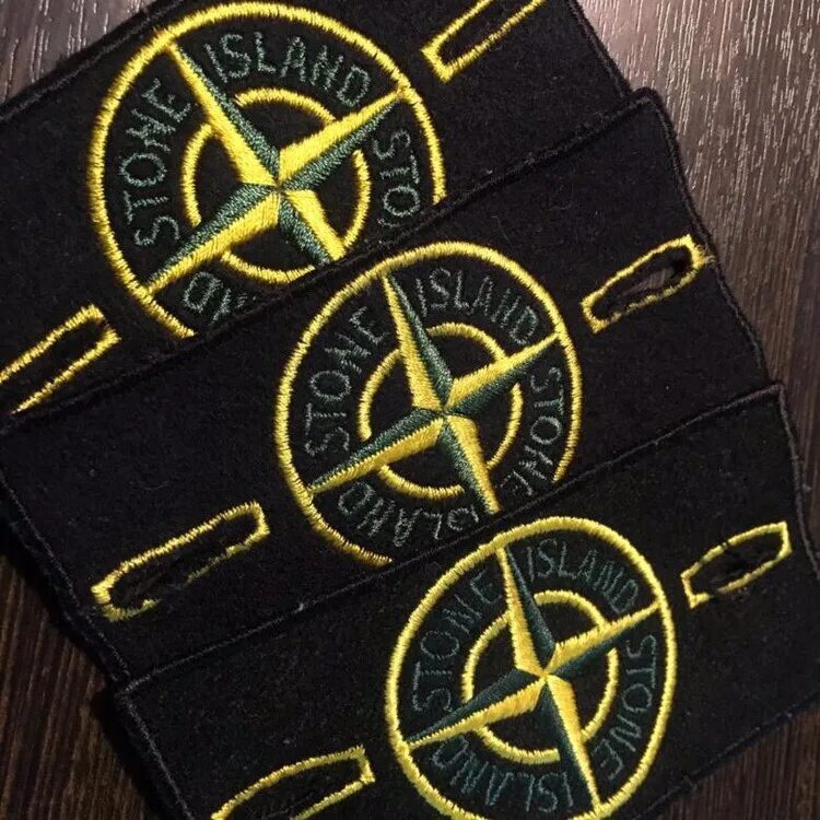 Что означает нашивка stone. Нашивка Stone Island. Шеврон Stone Island. Stone Island нашивка оригинал. Патч нашивка Stone Island.