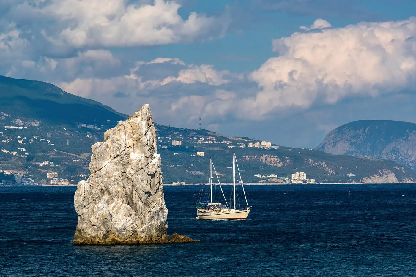 Ялта парус. Скала Парус Ялта. Море Парус Ялта. Крым море скала Парус корабль. Ялта Парус яхта море.