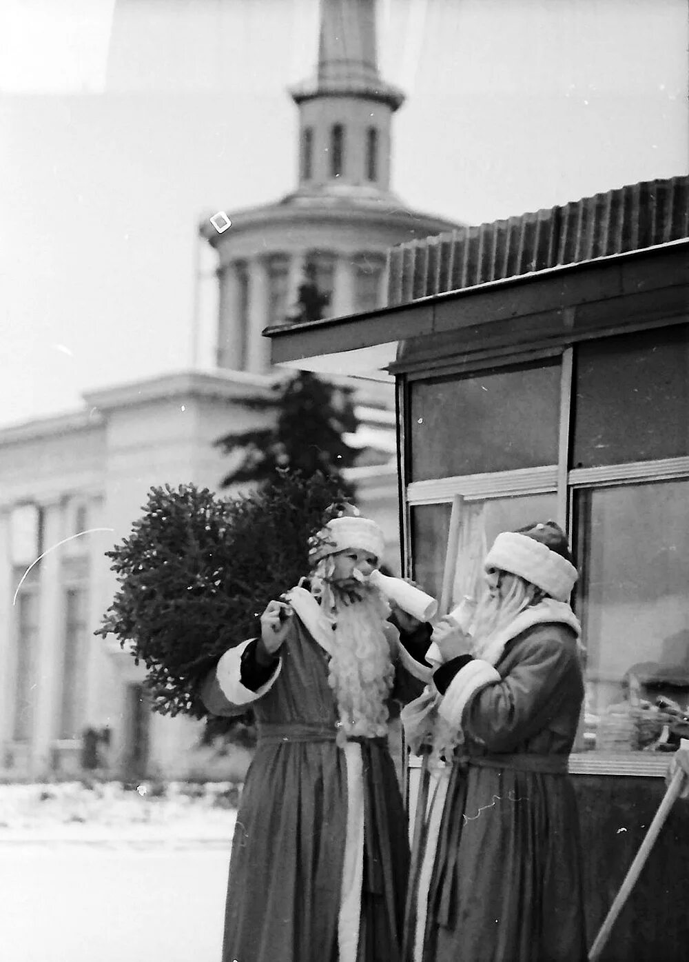 Дома в новогодних русских сказках. Ольгинский приют красноярск. Детский городок в морозовке. Новый год губерния. Новогодние билеты на сказку фото.
