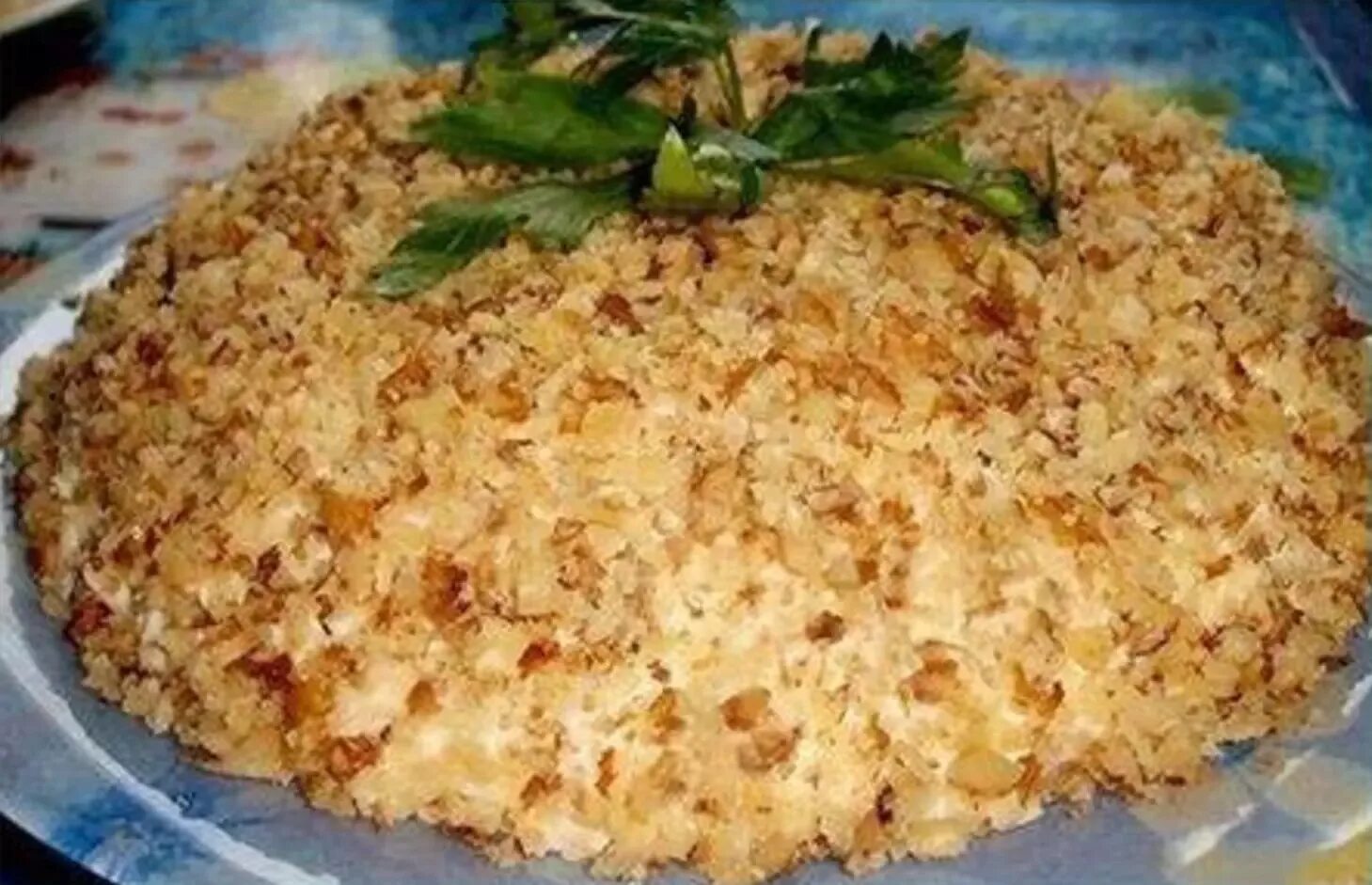 Салат с грецкими орехами и курицей. Рецепт салата с курицей грибами грецкими орехами. Салат ананас с курицей черносливом и грецкими орехами. Салат с черносливом и грецким орехом. Салат с ананасом и курицей и грецкими орехами.