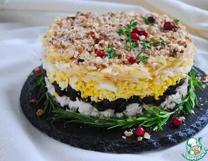 Салат с черносливом и яблоком