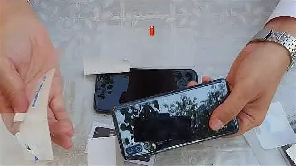 Где наклеить гидрогелевую пленку. Царапины на гидрогелевой пленки. поклейка гидрогелевой пленки. наклеиваем гидрогелевую пленку на экран телефона. гидрогелевая пленка как наклеить.