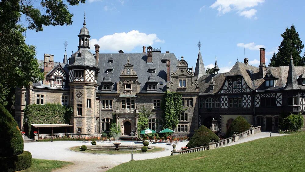 Самые богатые германии. Замок в Германии в фахверковом стиле. Замок Rauischholzhausen. Поместье Биркхан Германия. Дом Германии 19 век фахверк.