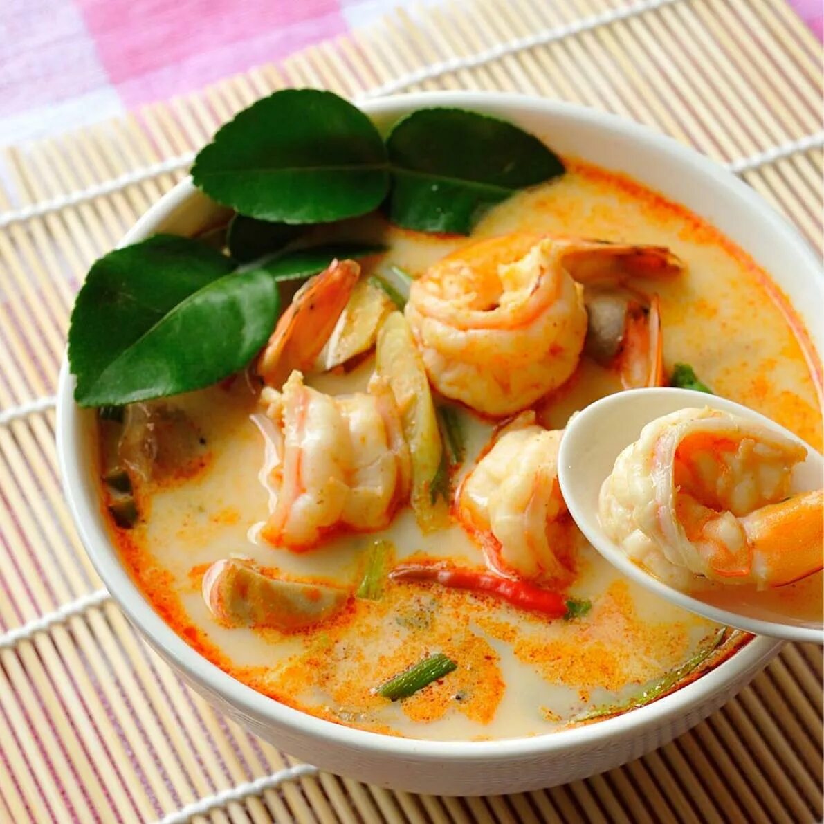 Сколько калорий в том яме с креветками. Том ям кунг (tom yum kung). tom yum суп. тайская кухня том ям. том ям с креветками.