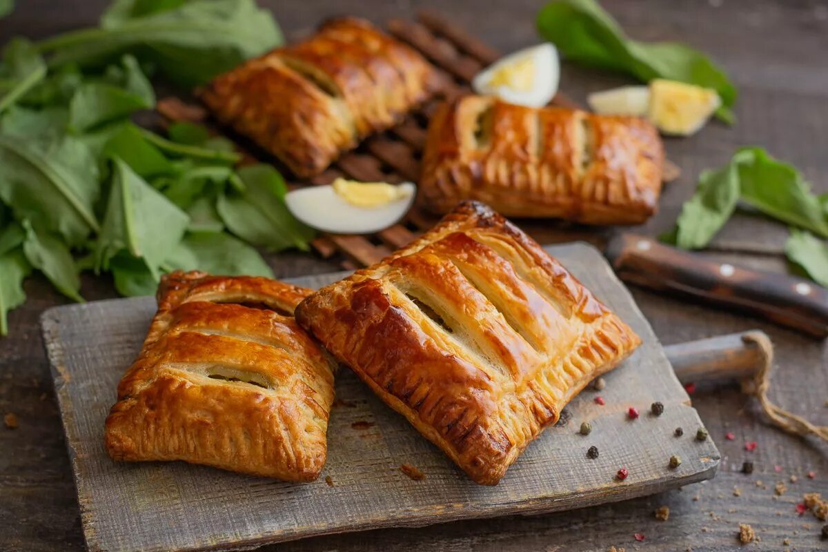 Пирожки из слоеного теста. Пироги со слоеного теста бездрожжевого. Пироги со слоеного теста бездрожжевого. Выпечка из слоеного бездрожжевого. Пирог с рыбой.