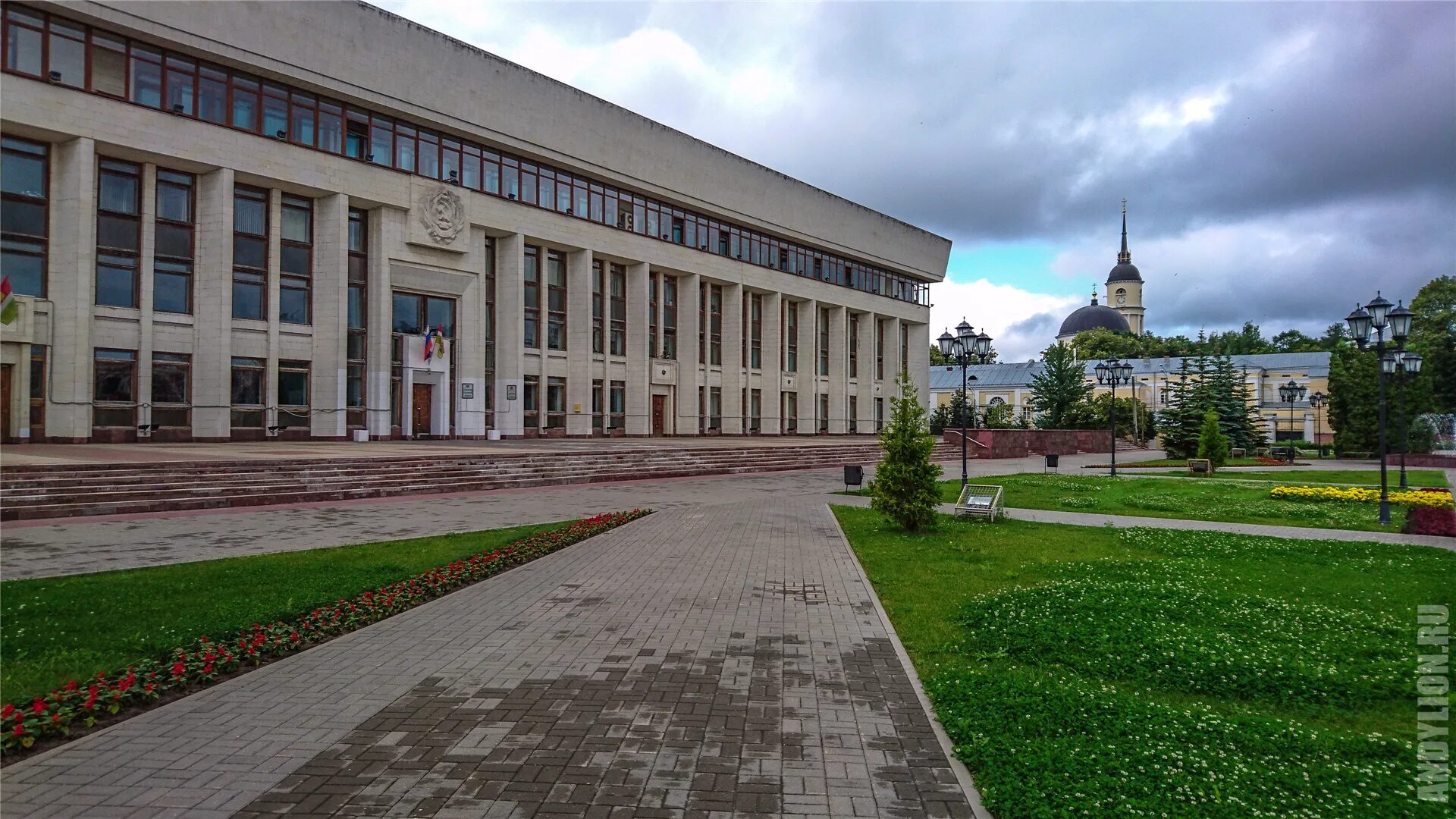 Муниципальные учреждения калуги. Правительство Калужской области здание. Калуга белый дом администрация. Дом правительства Калуга. Администрация губернатора Калуга.