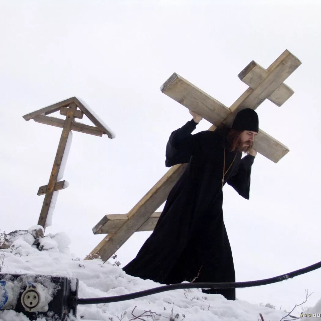 Вижу крест высокий. Фильм остров крест дюжев. нести крест. человек несет крест. батюшка с крестом.