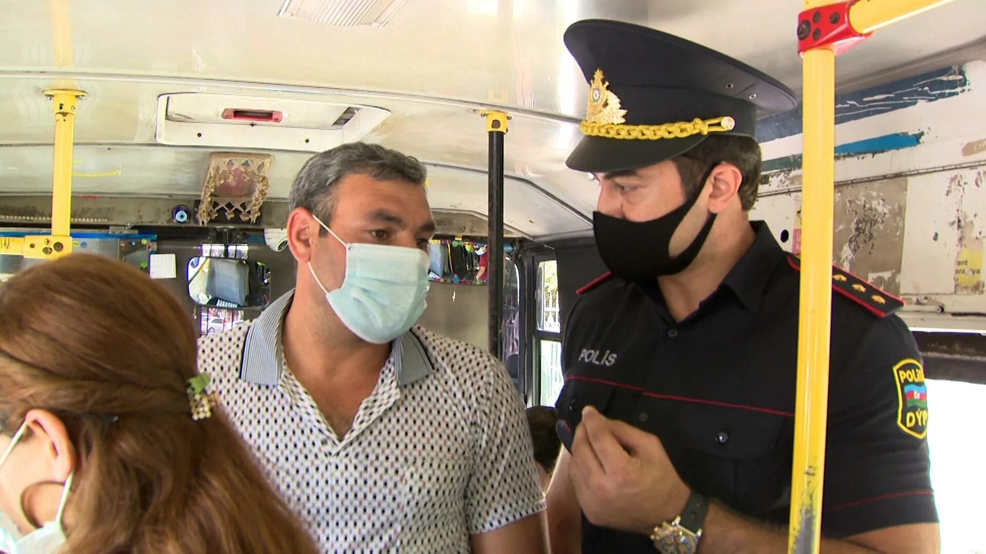 Чегарачилар фото в маске. С маской на лице будут штрафовать. Полиция Азербайджана в квартире. Оштрафованное лицо