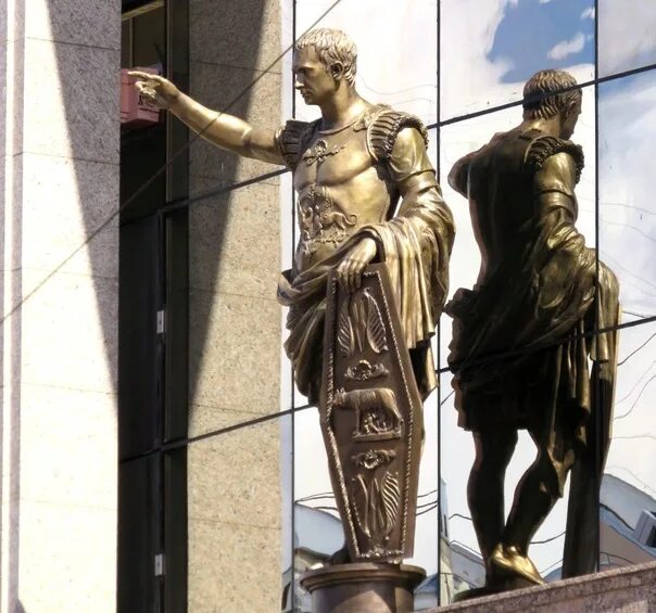 Санкт петербург европа. Торговый центр Европа Санкт-Петербург статуя Цезаря. Питер ТЦ Европа памятник август Октавиан. Статуя Октавиана августа в Санкт Петербурге. ТК Европа Санкт-Петербург статуи.