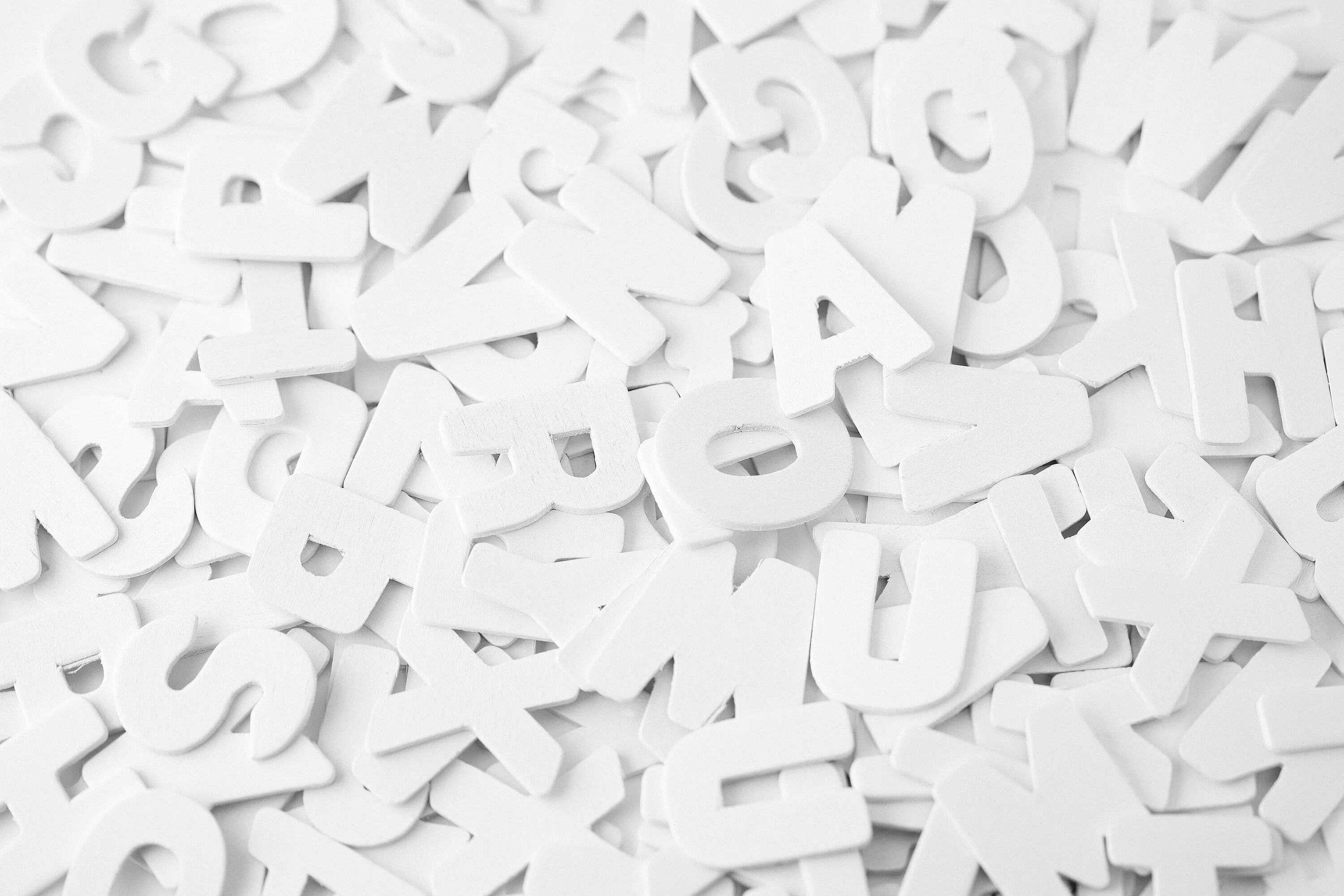 Фон буквы. Бардак в квартире. Хлам в квартире. Хаотично разбросаны. Абстракция буквы.