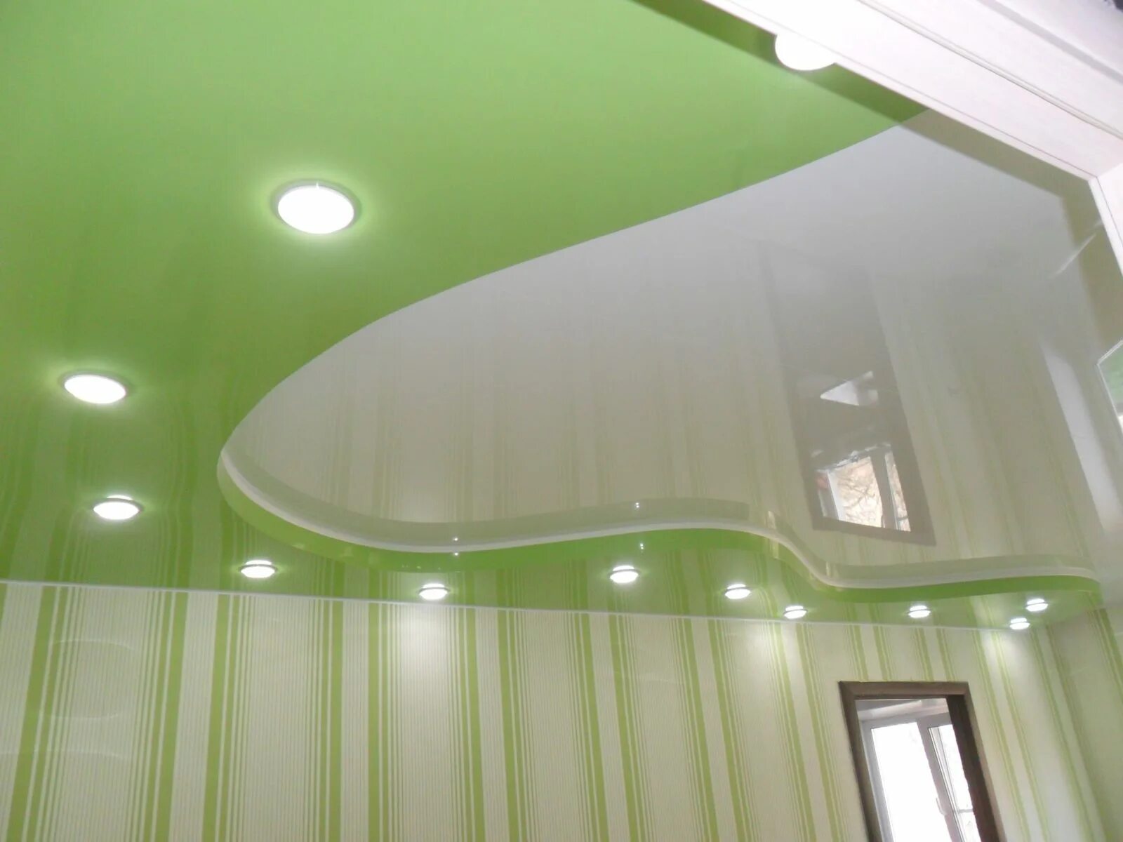 Натяжные потолки. Зеленый натяжной потолок. Цветной подвесной потолок. Салатовый потолок. Оби потолок