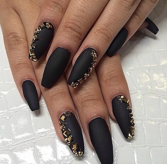 Миндаль черный маникюр с золотым дизайном Black & Gold Дизайнерские ногти, Маникюр, Ногти