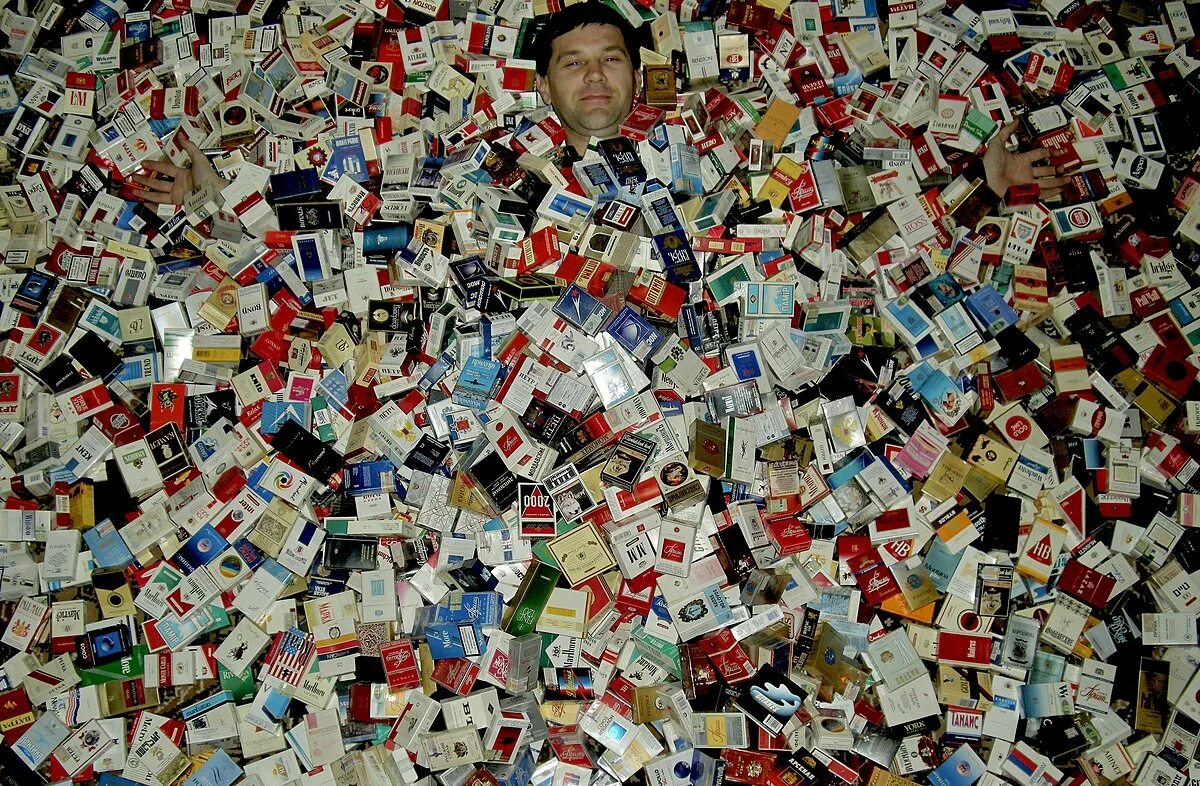 Много персонажей из мультиков. Много людей. Толпа коллаж. Кучка мусора. Комната с деньгами.