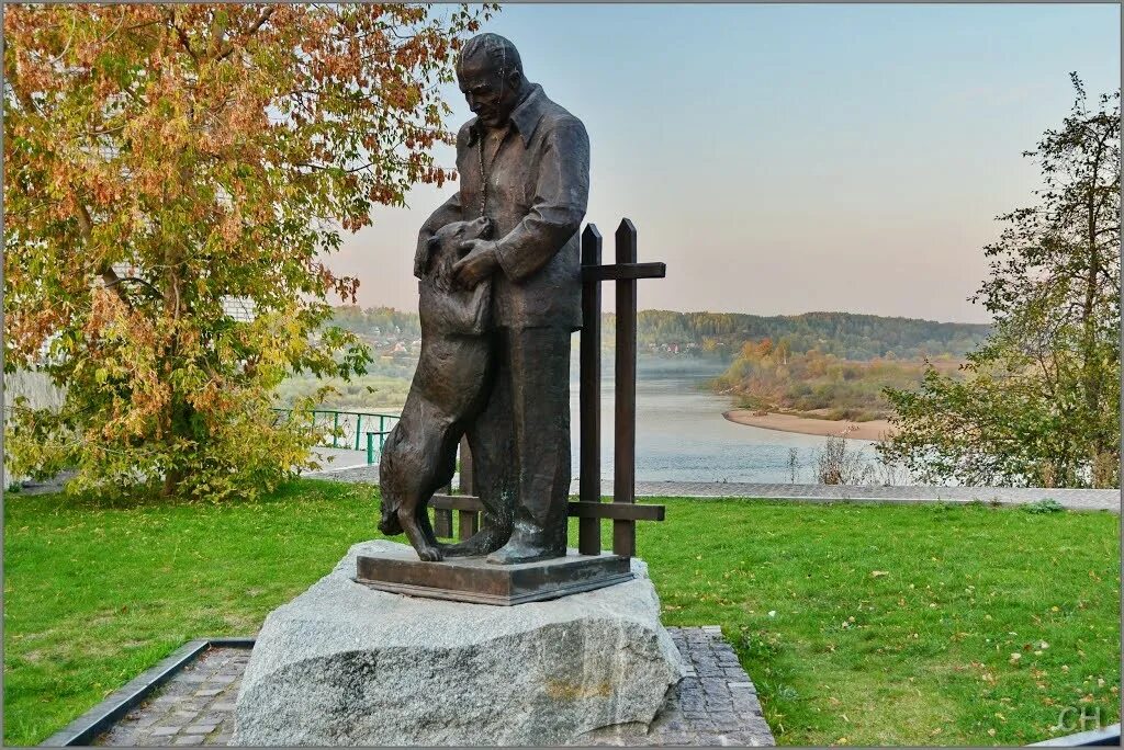 Паустовский киев. Памятник Паустовскому в Тарусе. Памятник к.г Паустовскому Таруса. Паустовский в Тарусе.