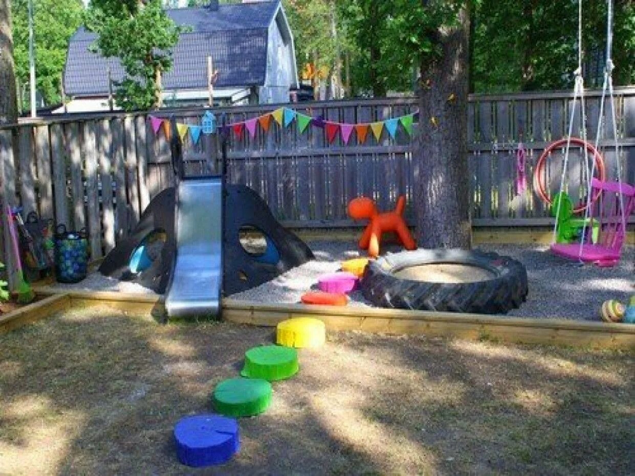 Уголок для детей на даче из колес. Идеи для детской площадки. Детский уголок на даче из покрышек. Идеи детской площадки во дворе.