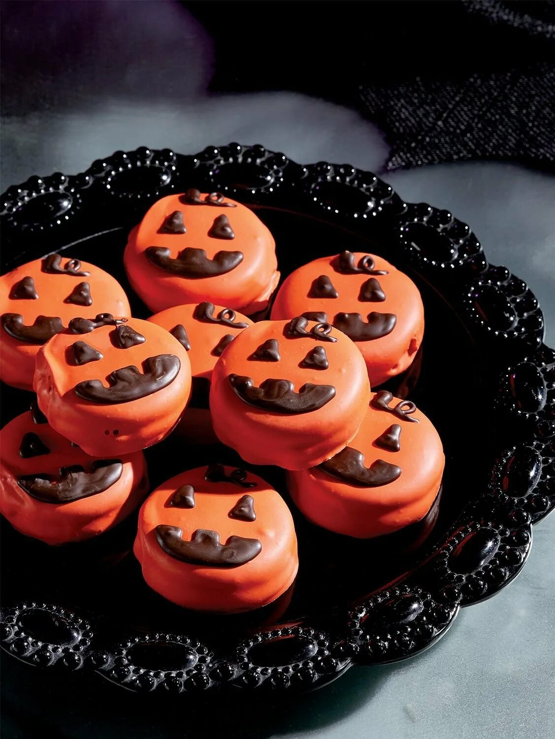 Сладости для хэллоуина. Вкусняшки на хэллоуин. Донаты стоксон желтый. Пончик halloween. Хэллоуинские донаты.