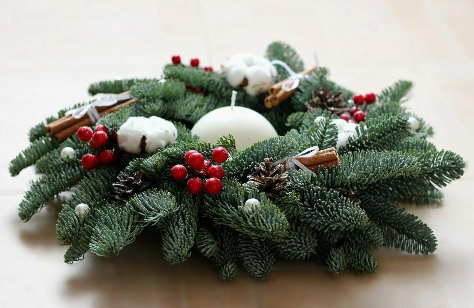 Сделать украшение из веток елки. Новогодний веночек из веток. Новогодний венок из еловых веток. Украшение из веток сосны. Новогодние венки.