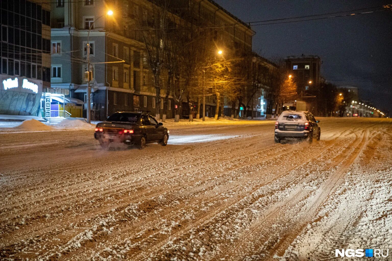 Там не бывает снега 2021. Новосибирск снег 2021. Новосибирск сугробы 2021. Заснеженная дорога в городе. Заснеженные дороги в городе.