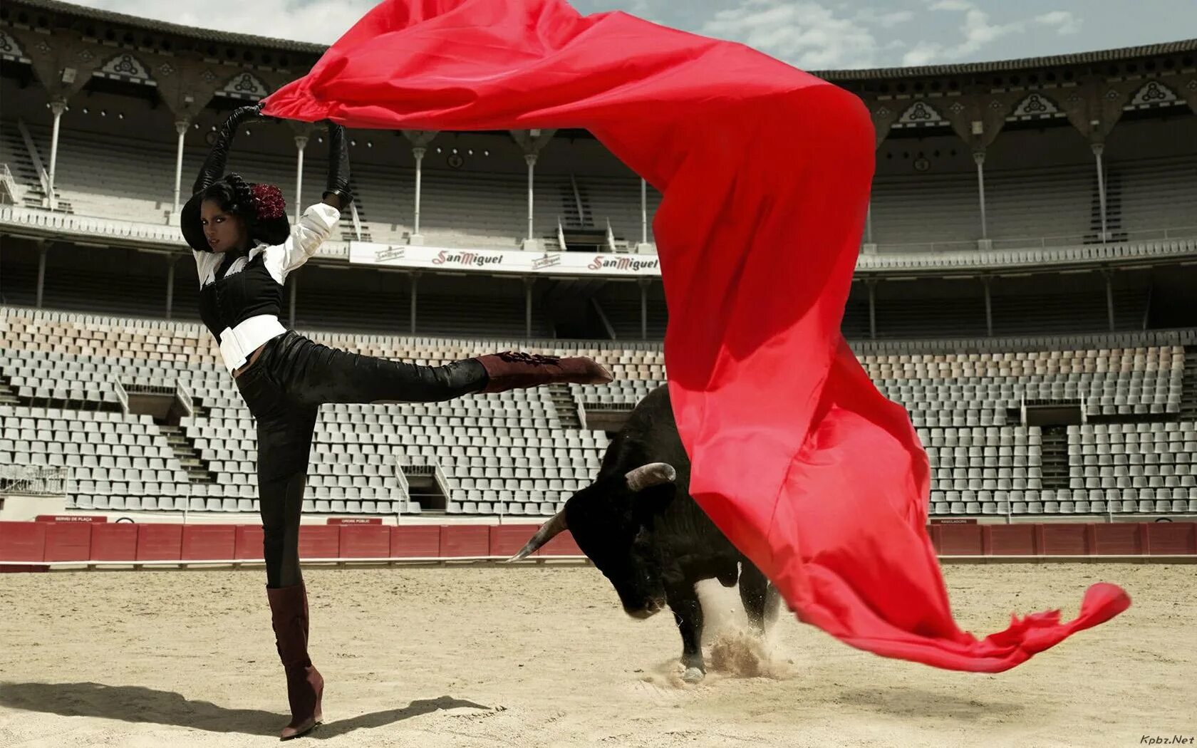 Бой быков в испании коррида. Испания коррида тореадор. Красная тканевая салфетка. Под покрывалом. Под покрывалом.