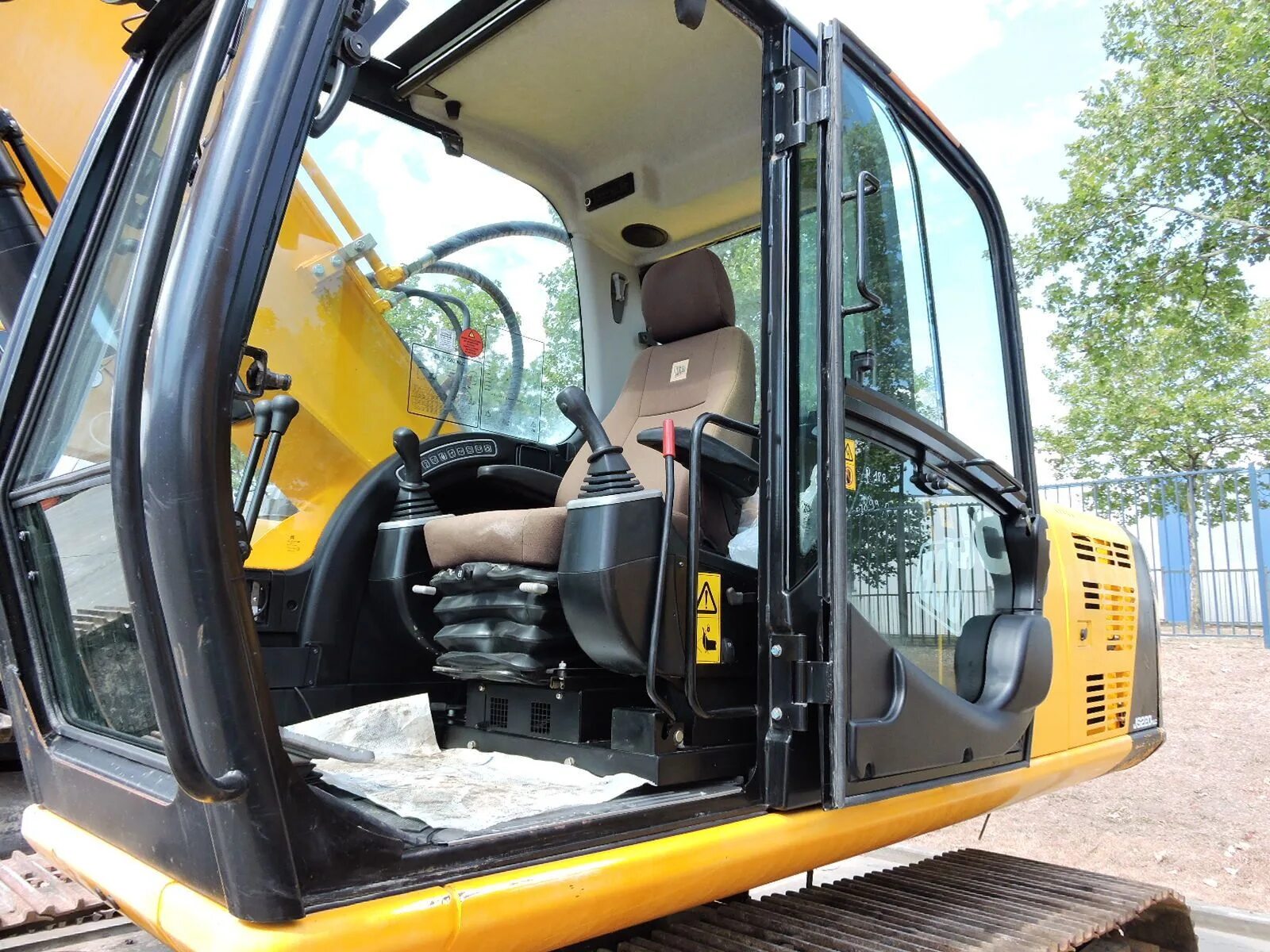 Купить кабину экскаватора. JCB 160w кабина. Volvo bl71b кабина. JCB js220 кабина. Кабина управления JCB 160.