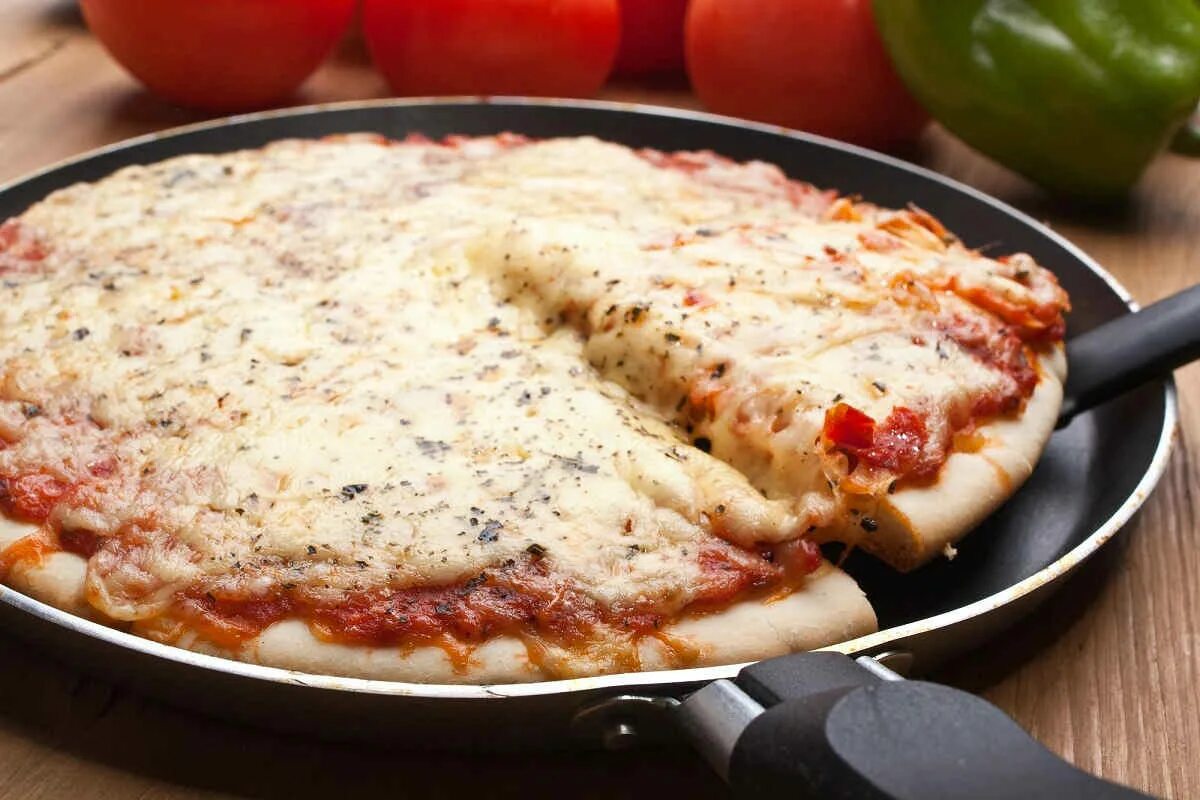 Приготовить вкусную пиццу на сковороде. Пицца на сковороде. быстрая пицца на сковородке. вкусная пицца на сковороде. пицца на сковороде за 10 минут.