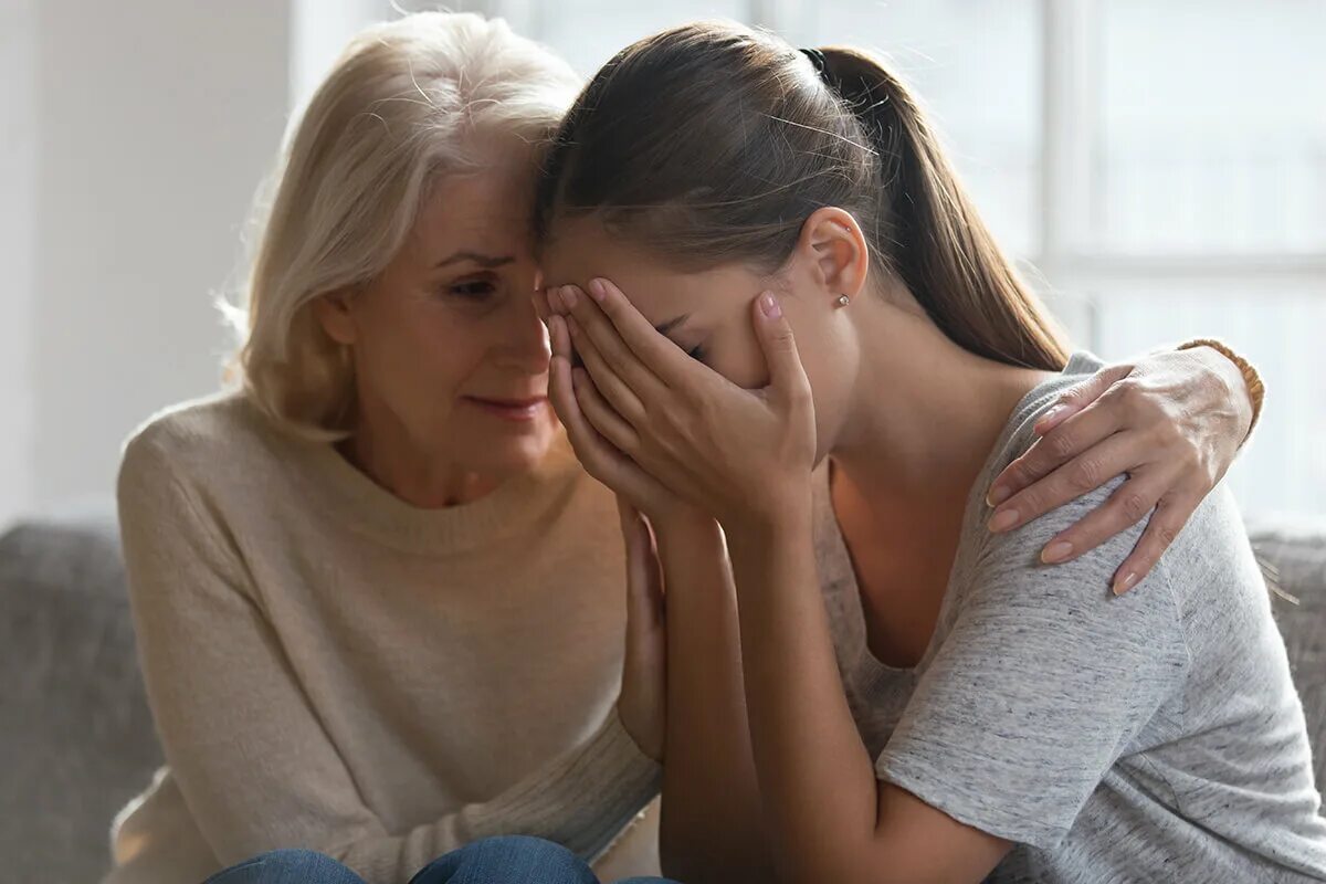 She watched her daughter. Взрослая дочь обнимает маму. Девушка обнимает маму. Дочка взрослая. Мама и взрослая дочка.