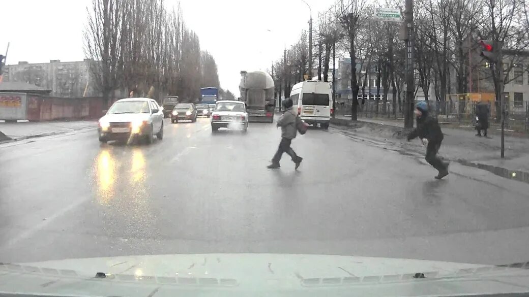 Пешеходы перебегают в неположенном месте. Дети перебегают дорогу в неположенном месте. Ребенок перебегает дорогу перед машиной. Бежать через дорогу. Сбеги или умри