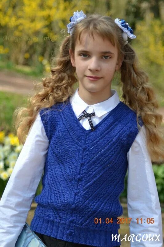 Школьный жилет спицами для девочки. Вязаная жилетка для девочки в школу. Жилет школьный для девочки вязаный. Вязаная жилетка для девочки в школу. Жилет трикотажный для девочки серый гулливер.