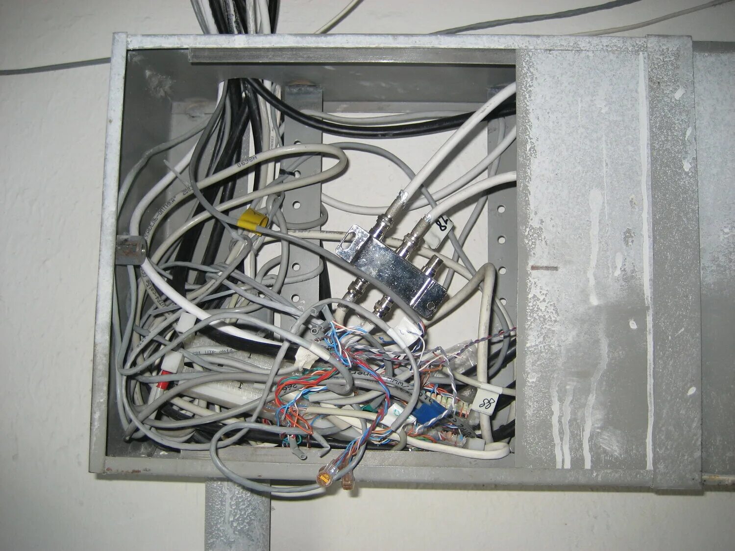 Интернет провода в подъезде. Провайдеры в мкд. Интернет провайдер в мкд. Распределительные коробки интернет в подъезде. Оптический кабель gpon ростелеком.