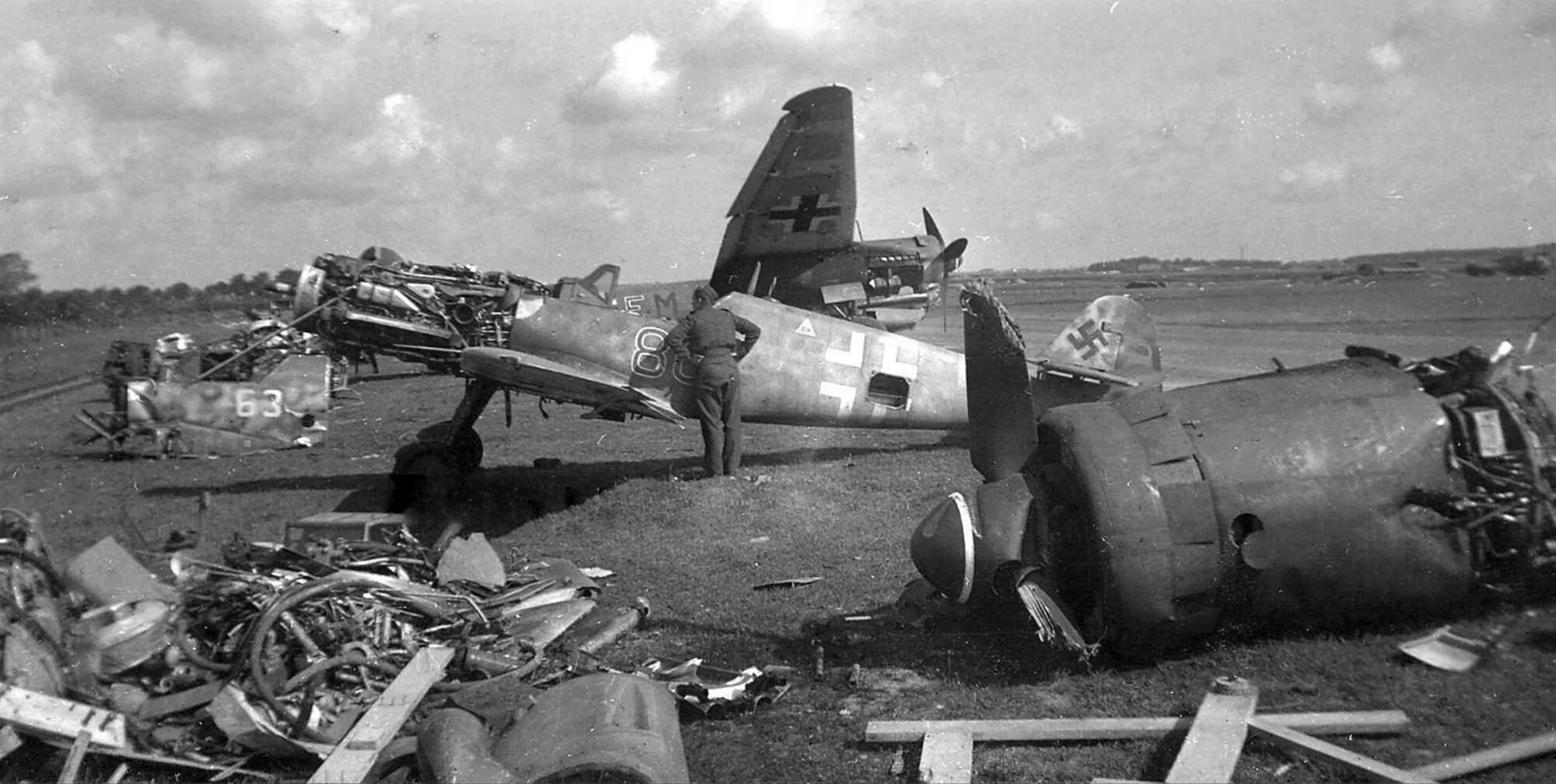 Сбит второй самолет. Подбитый немецкий самолет 1945. Ил 2 подбитый. Сбитый Мессершмитт 109 Сталинград. Подбитые самолеты второй мировой войны.