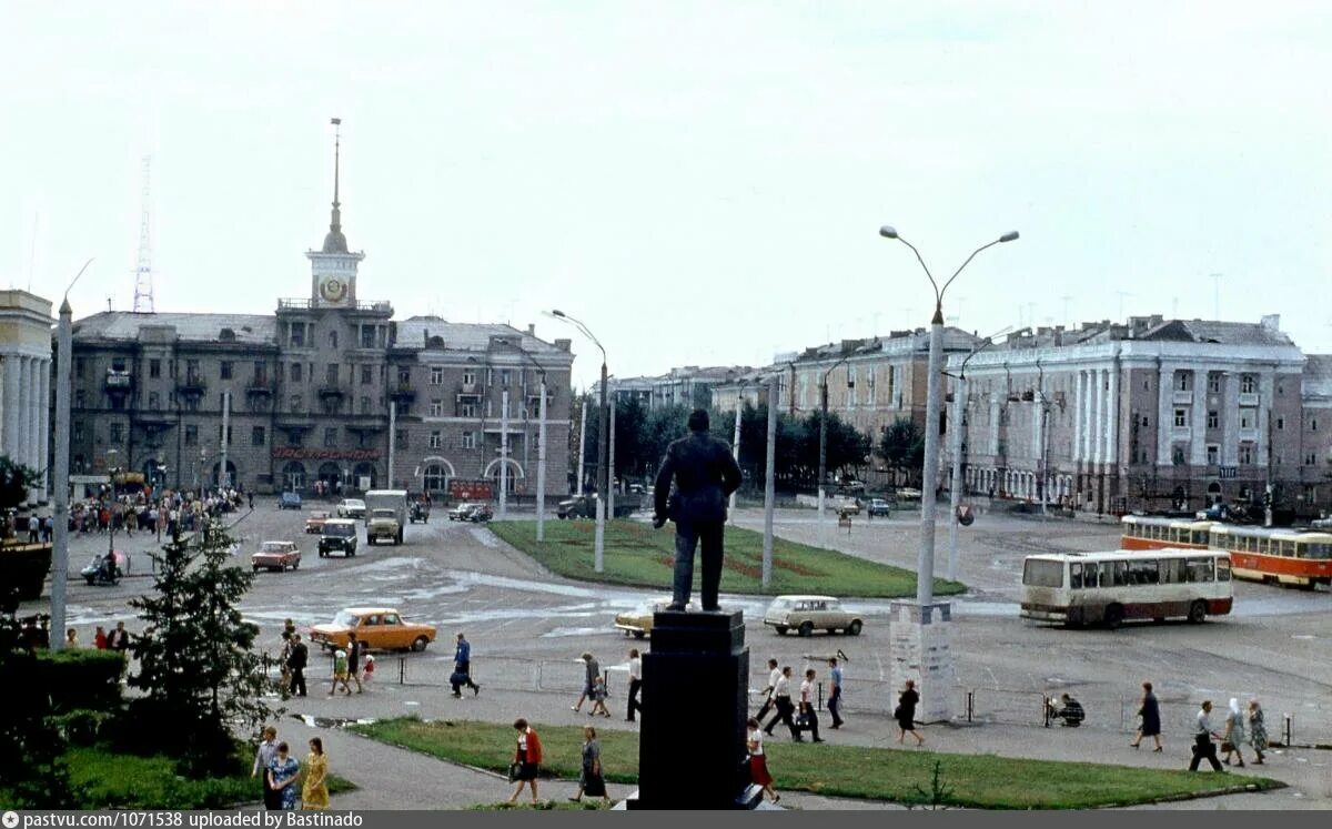 Площадь октября барнаул. Барнаул Октябрьская площадь. Площадь октября Барнаул 90. Город Барнаул площадь октября.