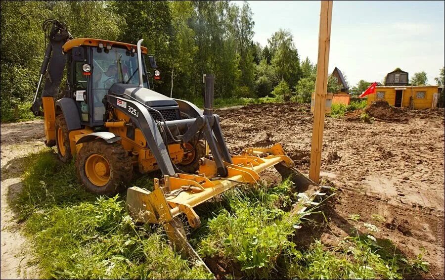 Экскаватор на участок. Планировщик трактор JCB. Планировка участка экскаватором погрузчиком JCB. Подготовка участка. Выравнивание участка трактором.