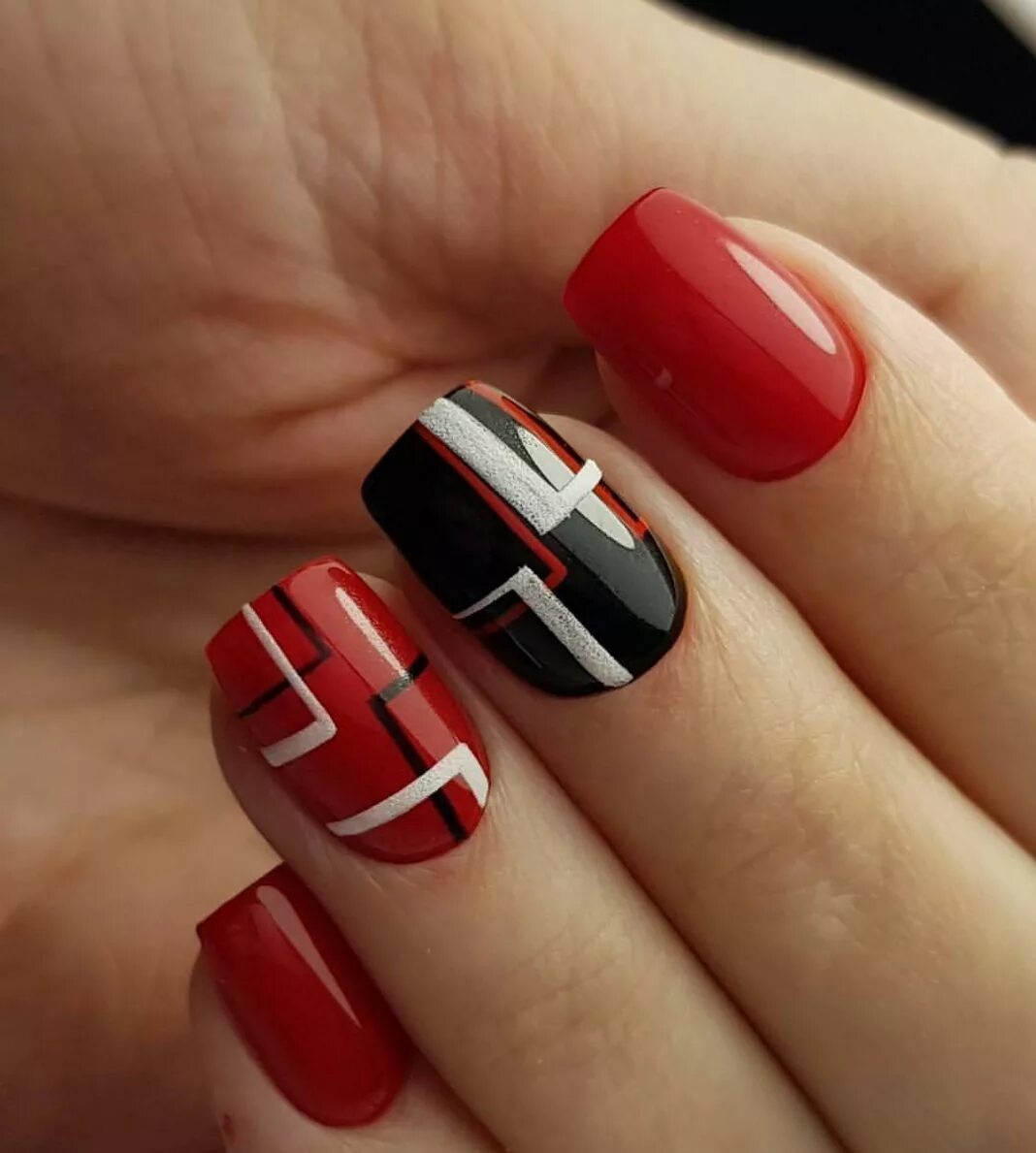 Красный маникюр. Необычный красный маникюр. Красивый красный маникюр. Дизайн ногтей новинки оригинальный красные. Красный маникюр.