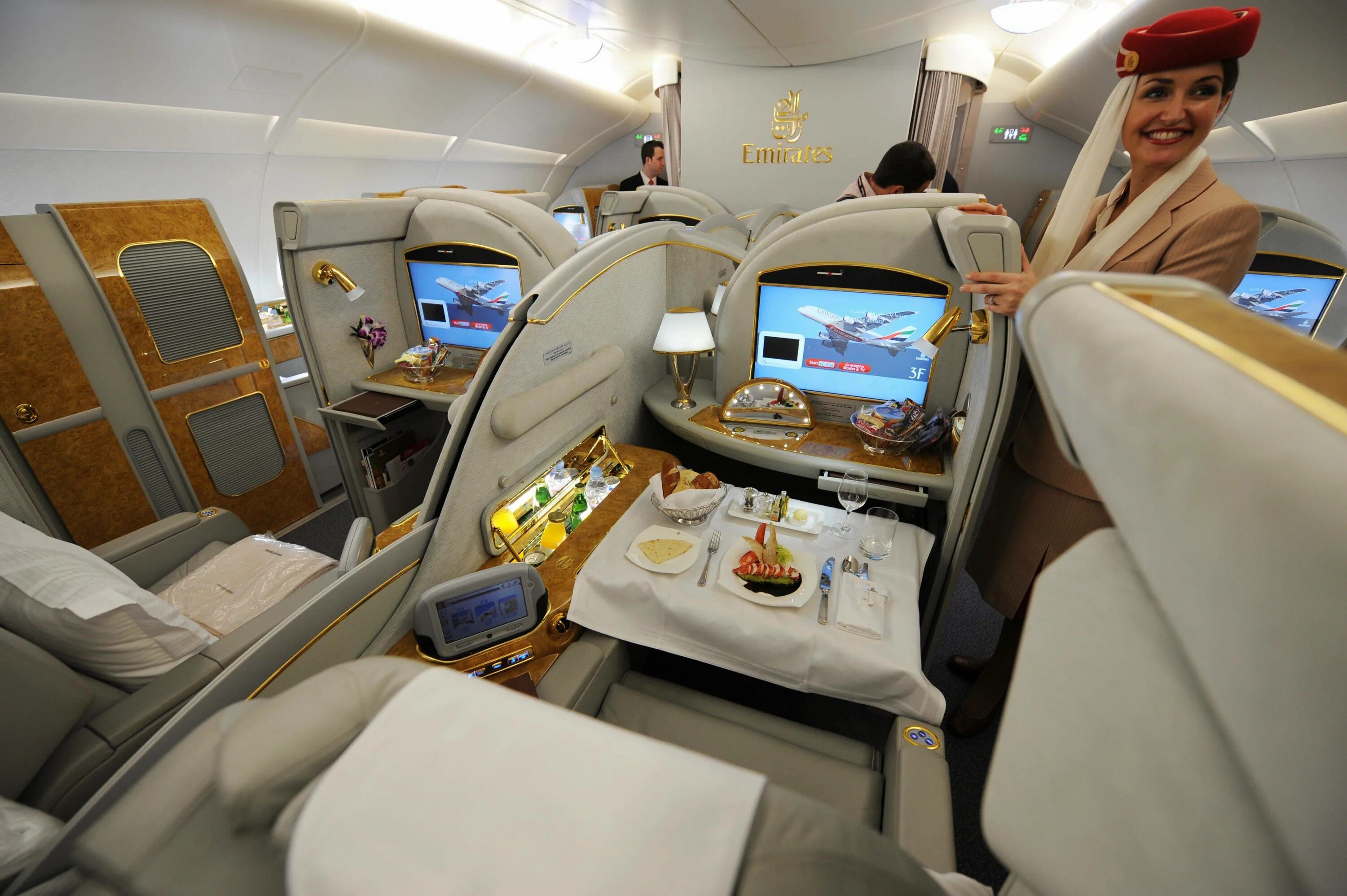Первый класс emirates a380. Airbus a380 emirates первый класс. Авиакомпания lufthansa первый класс. Этихад бизнес класс. Сингапур аирлинес бизнес класс.
