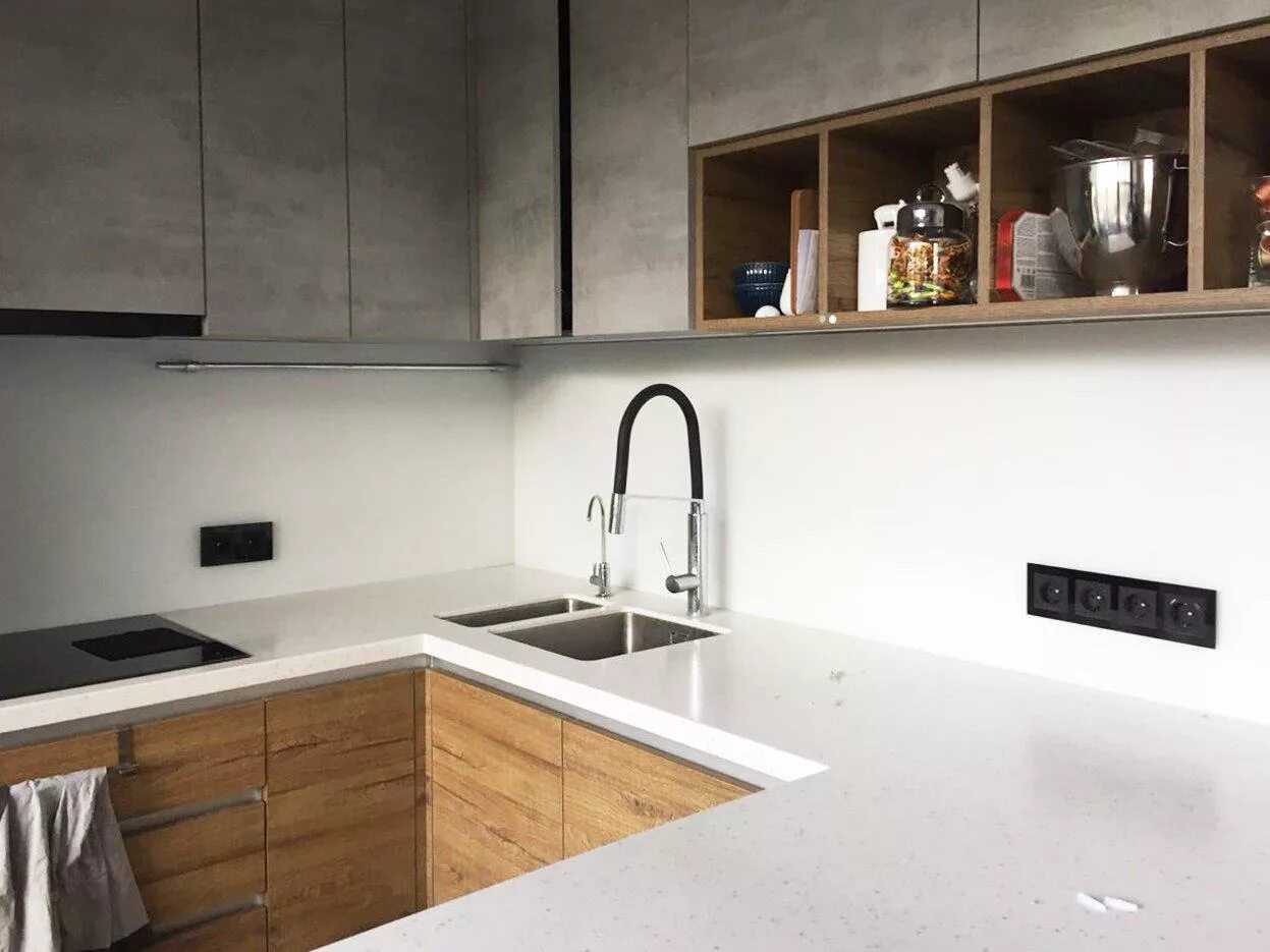 Стеклянный фартук однотонный. Матовый стеклянный фартук. Глянцевый фартук для кухни. Матовый стеклянный фартук для кухни. Стекляныефартукдлякухни.