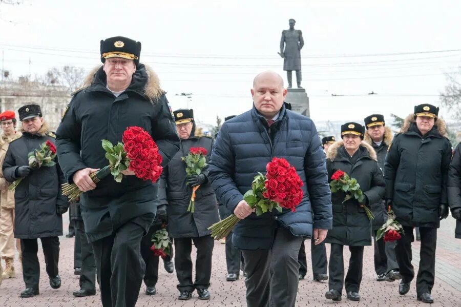 Севастополь 23 февраля 2024 года. Разважаев возложение цветов в Севастополе. 23 Февраля Севастополь. Мемориал защитникам Отечества в Севастополе.