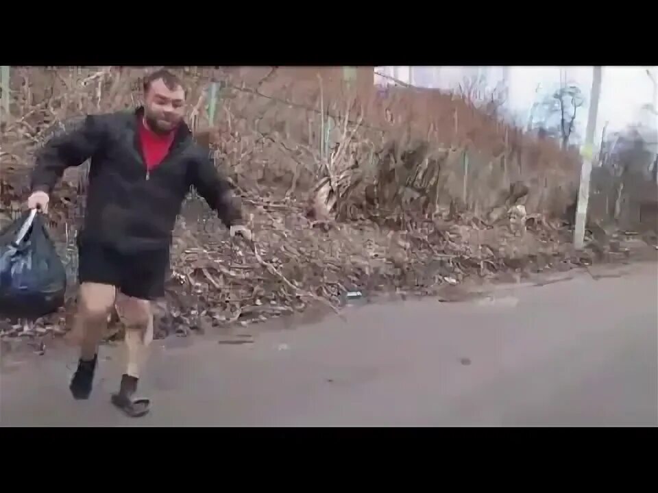 Мужик с тапком. Димон мина. Димон заминированный тапок. Мужик с тапком. Димон заминированный.