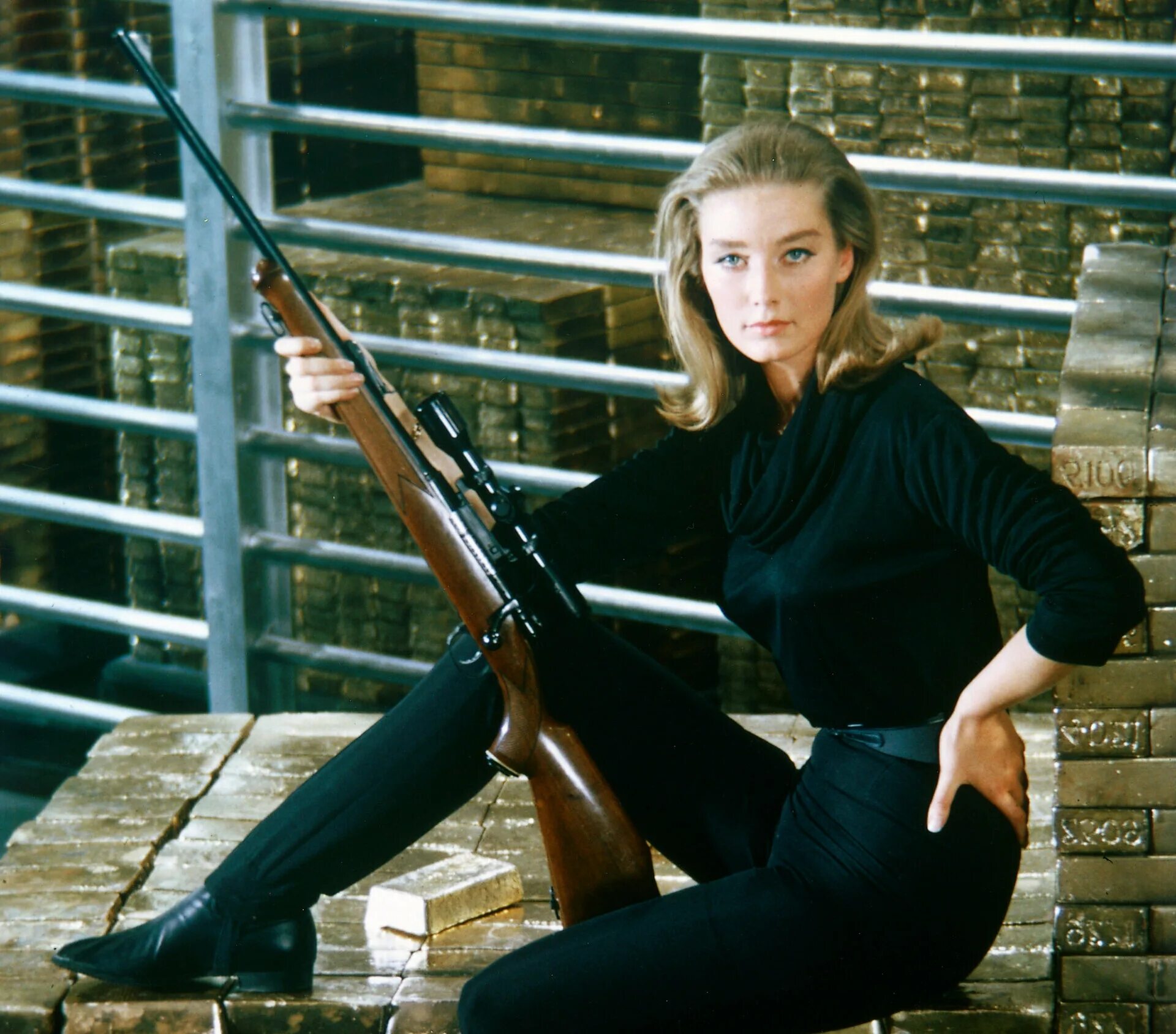 007 на секретной службе ее величества. She s bond. My name is bond james bond sean connery. Шон коннери доктор ноу 1962. Дайана ригг 007.