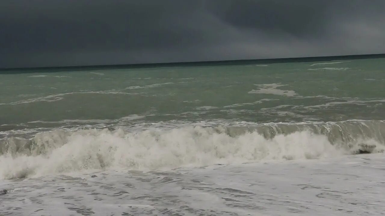 Какая сейчас вода в абхазии. Море абхазия прибой. шторм в абхазии. цунами в гаграх. абхазия зимой шторм.