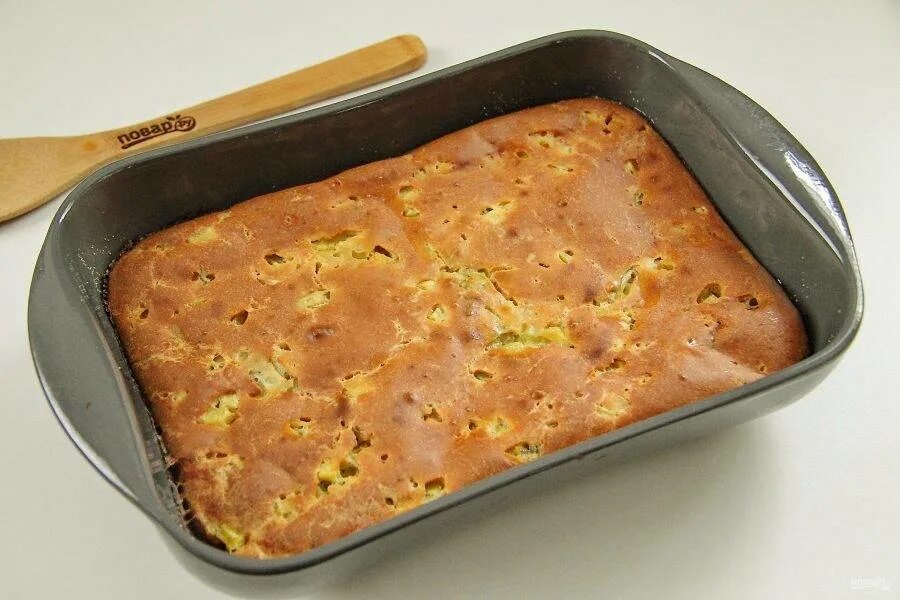 Картофельный пирог на кефире. Заливной пирог с картошкой. пирог прямоугольной формы. заливной картофельный пирог. пирог с картошкой в духовке на кефире.
